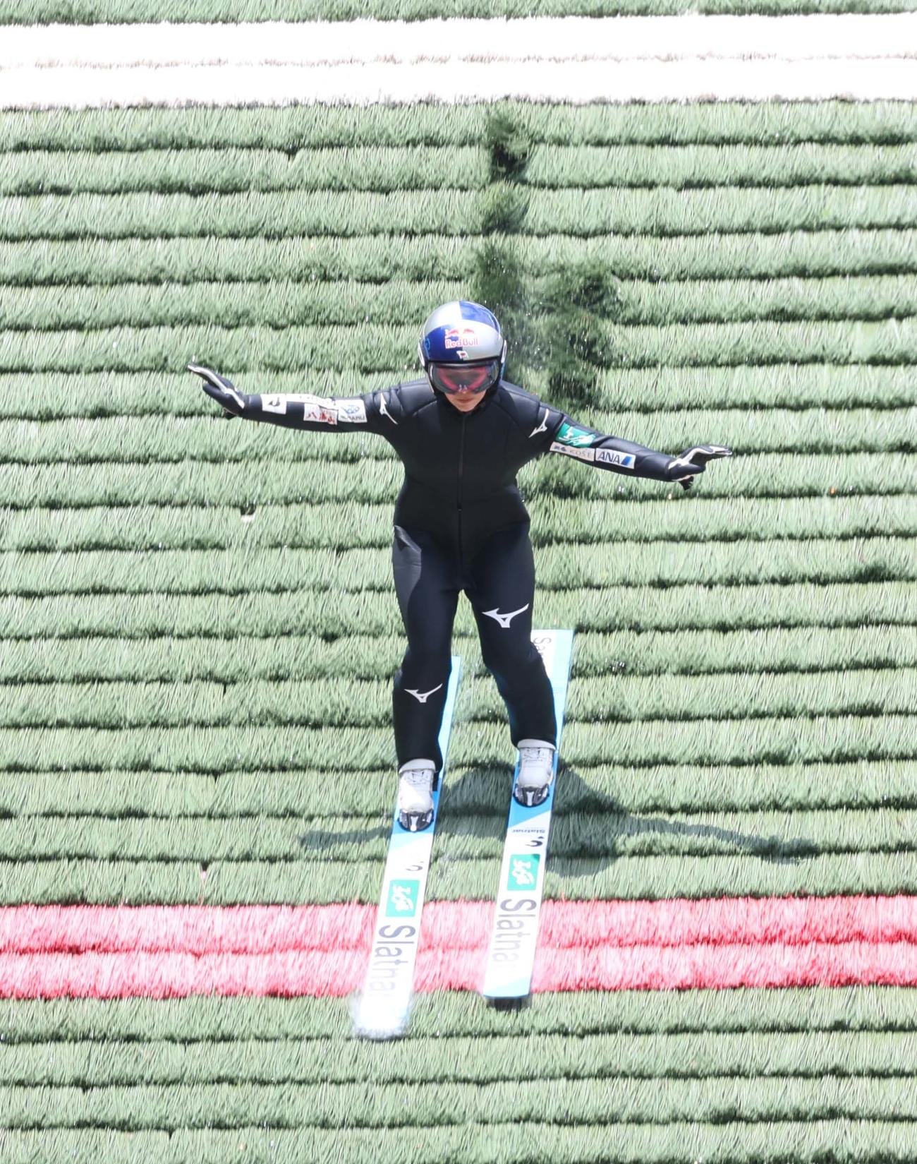 テレマークの練習をする女子ジャンプの高梨（撮影・黒川智章）