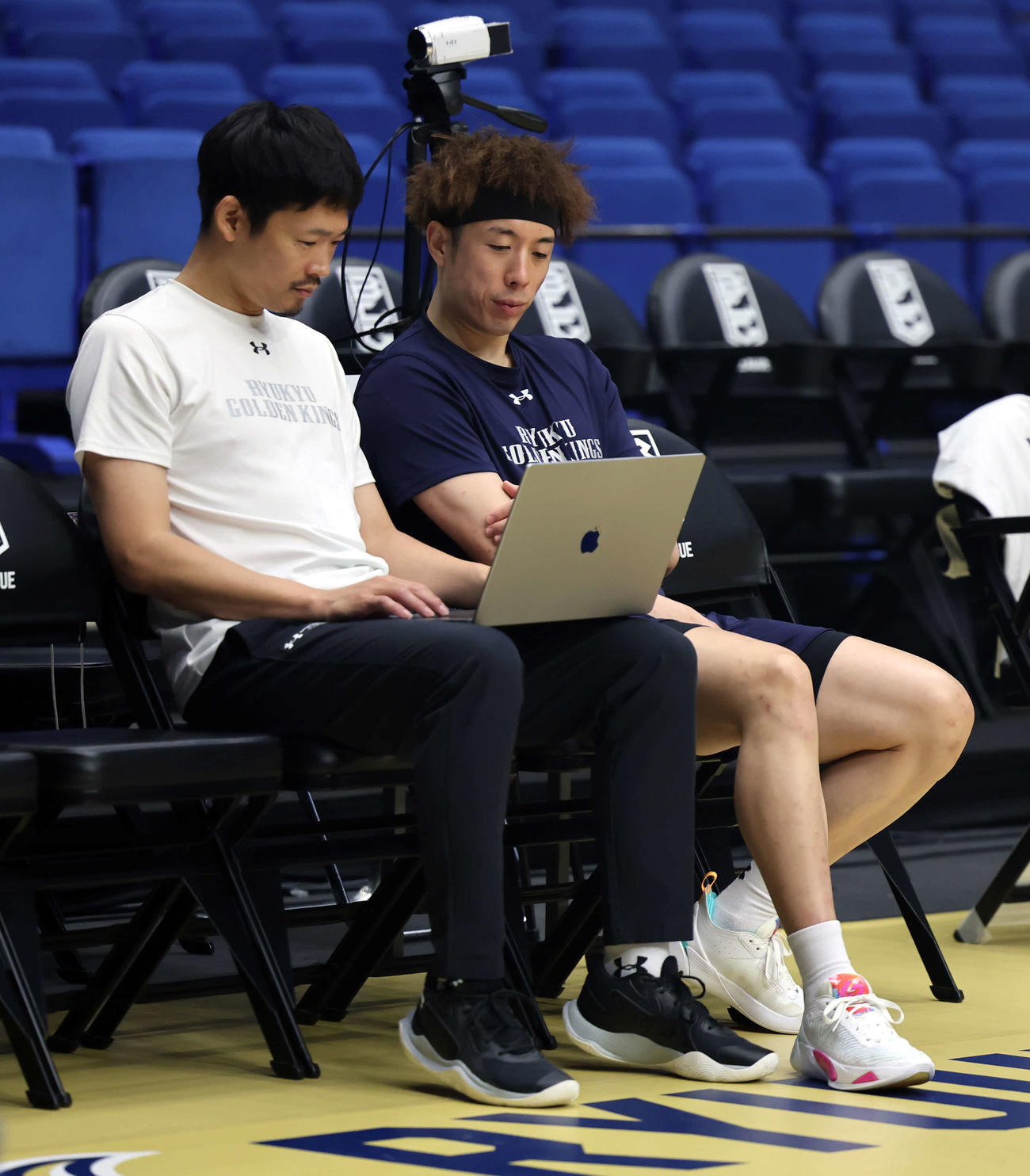 Bリーグ　ファイナル　宇都宮対琉球　琉球の前日公開練習でスタッフとパソコンを見る小野寺（撮影・山本朝陽）