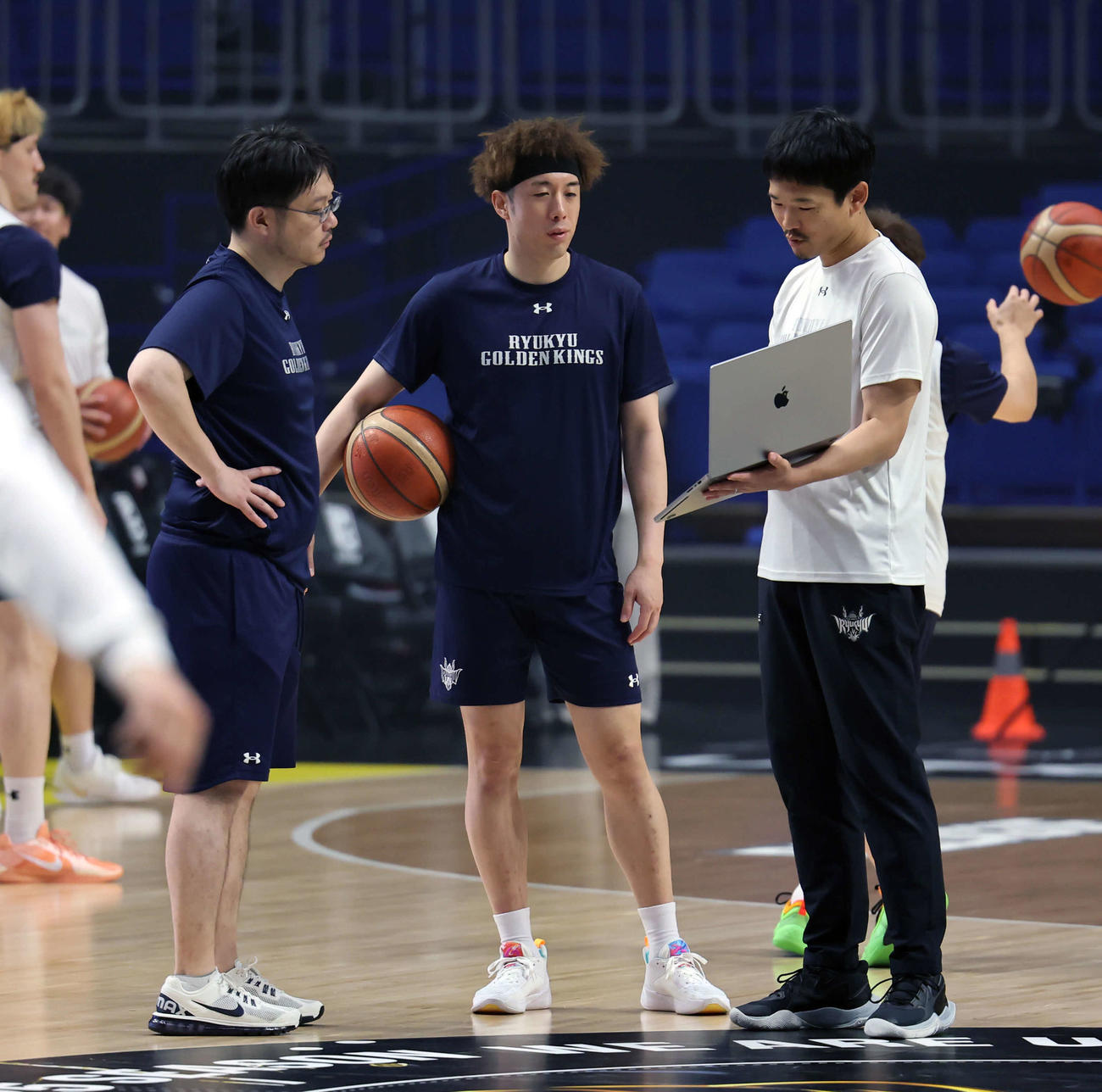 Bリーグ　ファイナル　宇都宮対琉球　琉球の前日公開練習でスタッフと話し込む小野寺（中央）（撮影・山本朝陽）