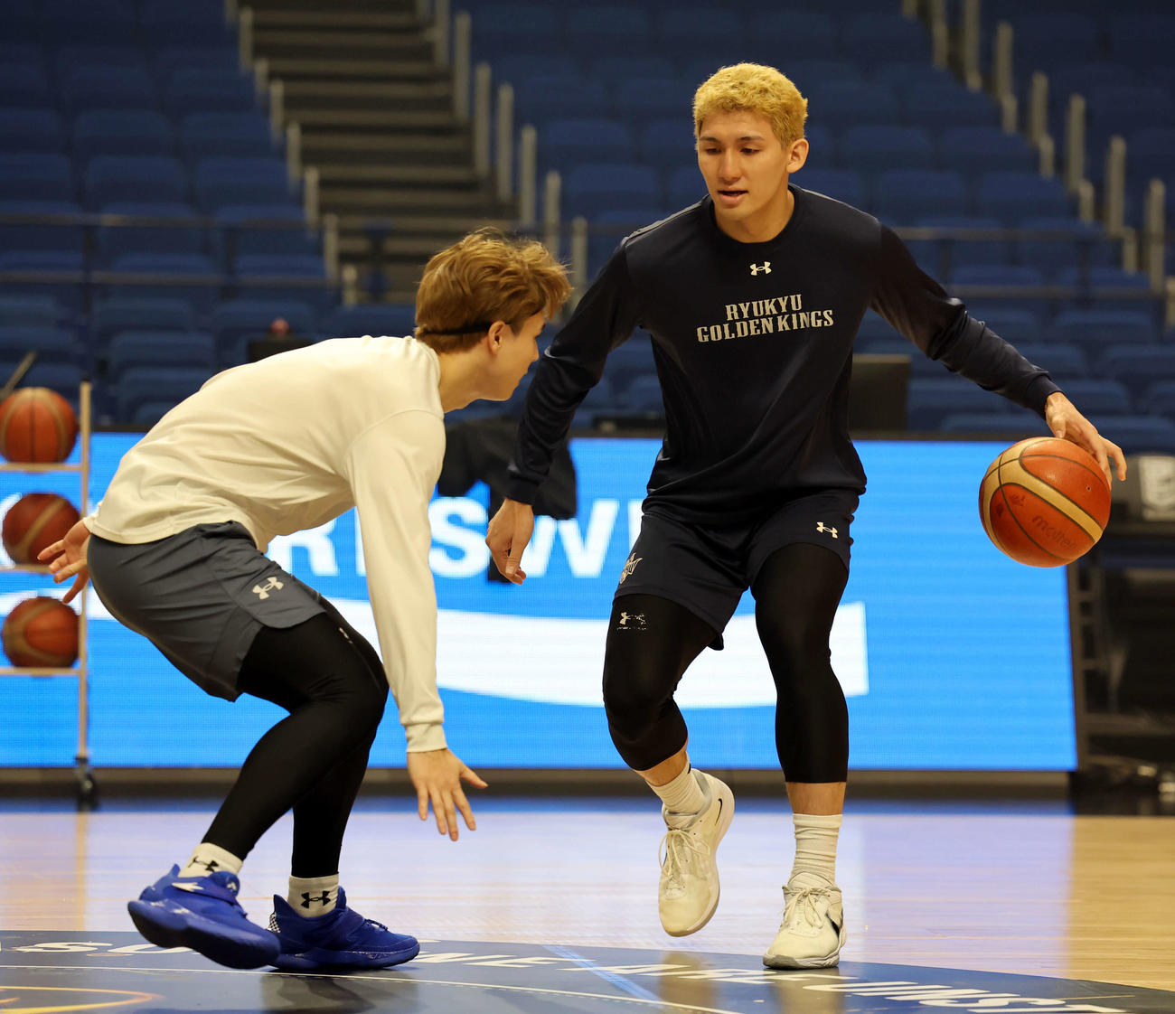 Bリーグ　ファイナル　宇都宮対琉球　琉球の前日公開練習で1対1をする植松（右）（撮影・山本朝陽）