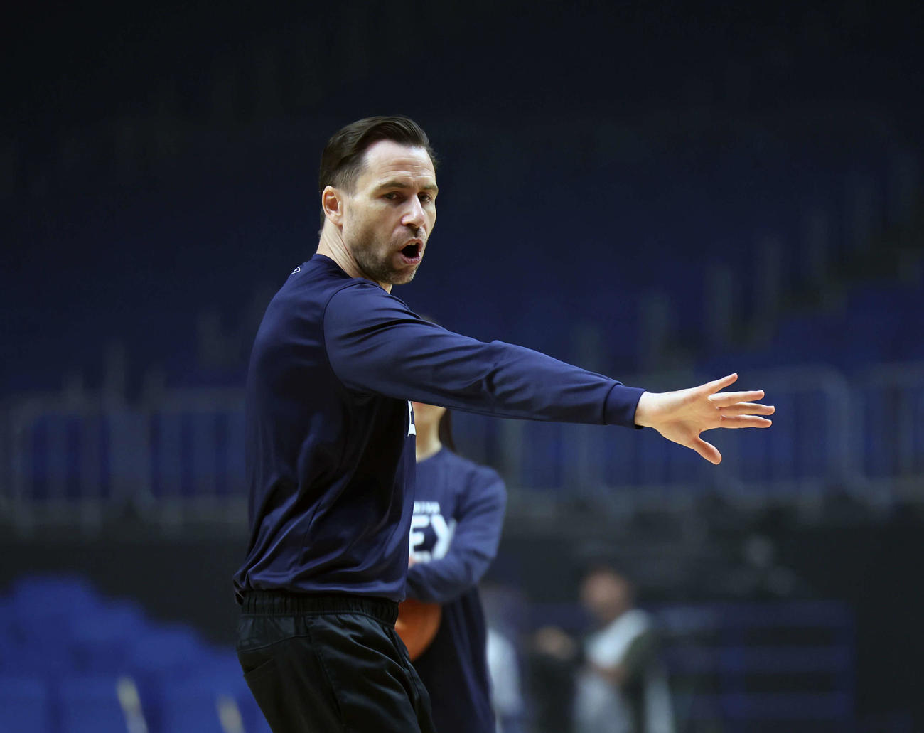 Bリーグ　ファイナル　宇都宮対琉球　宇都宮の前日練習で指示を出すジーコヘッドコーチ代行（撮影・山本朝陽）