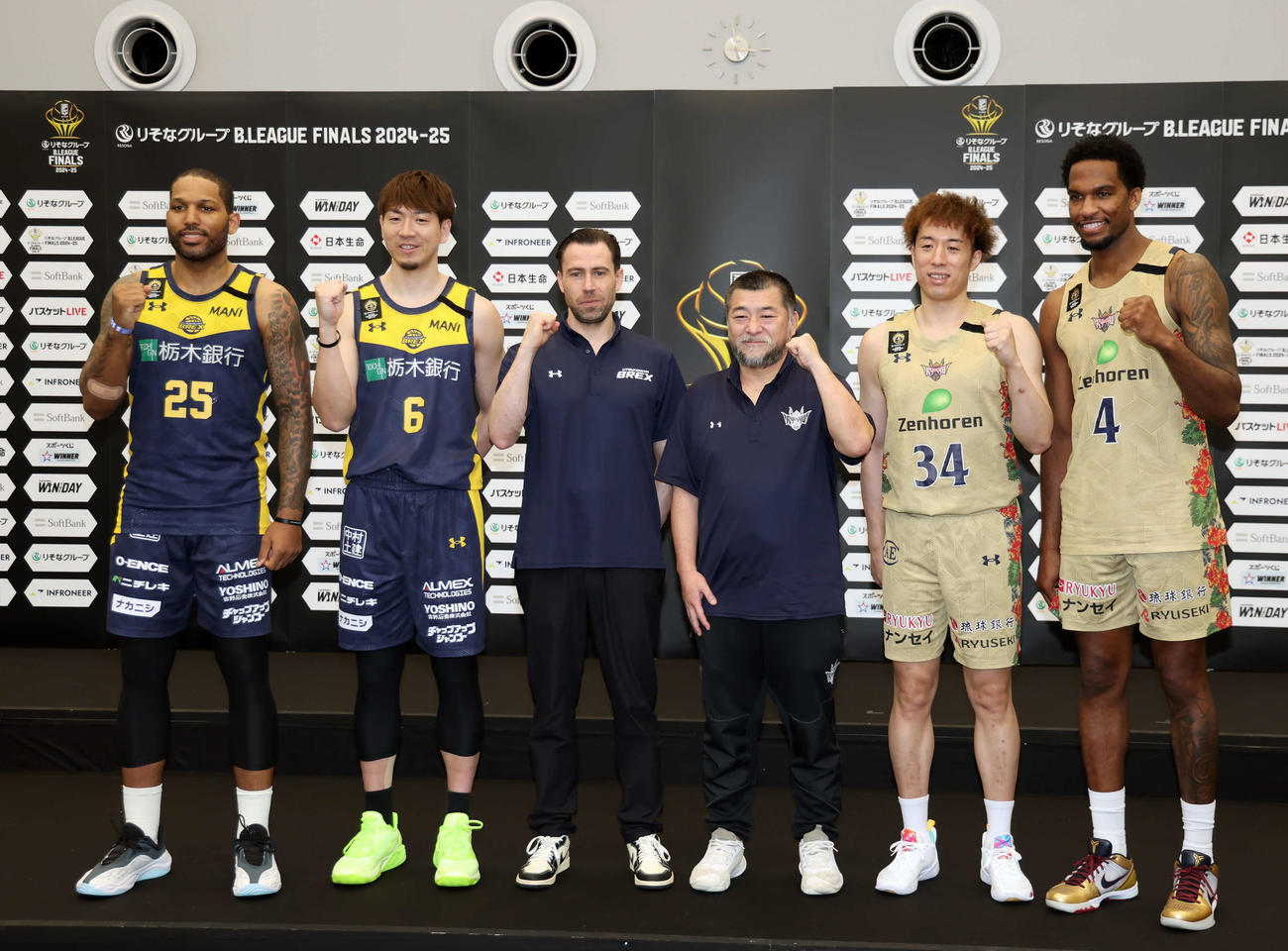 Bリーグ　ファイナル　宇都宮対琉球　前日記者会見でフォトセッションを行った、左から宇都宮のニュービル、比江島、ジーコヘッドコーチ代行、琉球の桶谷ヘッドコーチ、小野寺、ロー（撮影・山本朝陽）