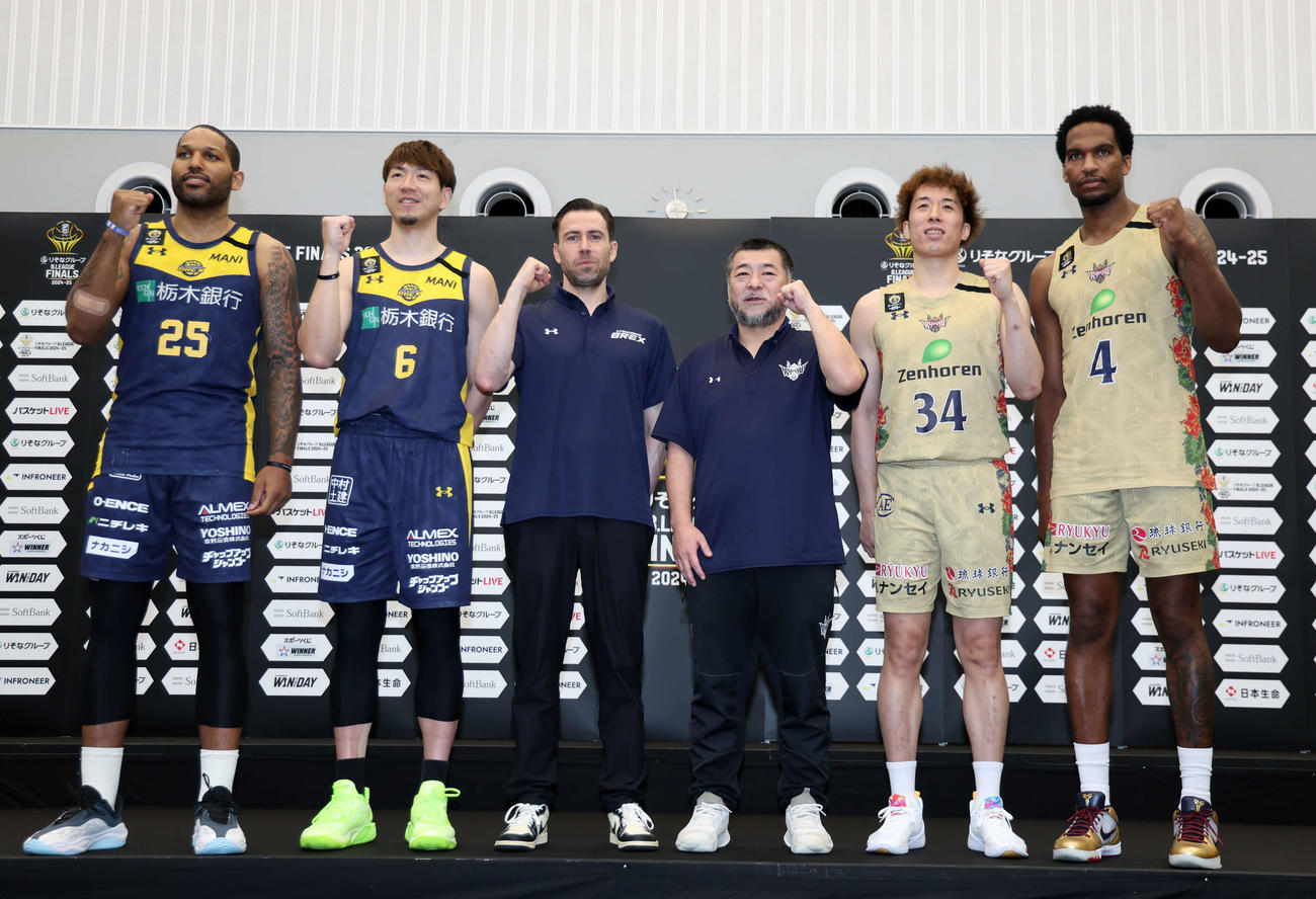 Bリーグ　ファイナル　宇都宮対琉球　前日記者会見でフォトセッションを行った、左から宇都宮のニュービル、比江島、ジーコヘッドコーチ代行、琉球の桶谷ヘッドコーチ、小野寺、ロー（撮影・山本朝陽）
