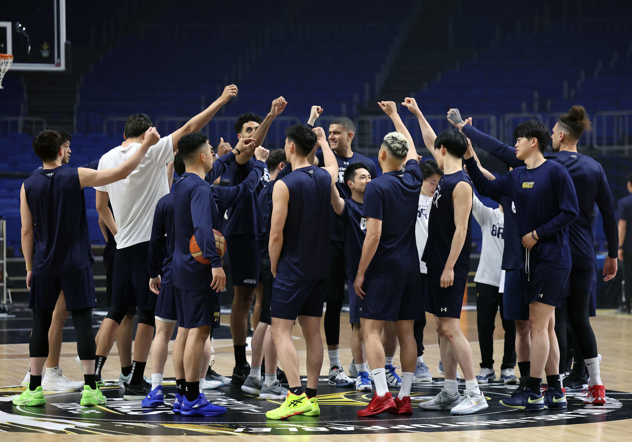 Bリーグ　ファイナル　宇都宮対琉球　宇都宮は前日の公開練習で円陣を組んだ（撮影・山本朝陽）