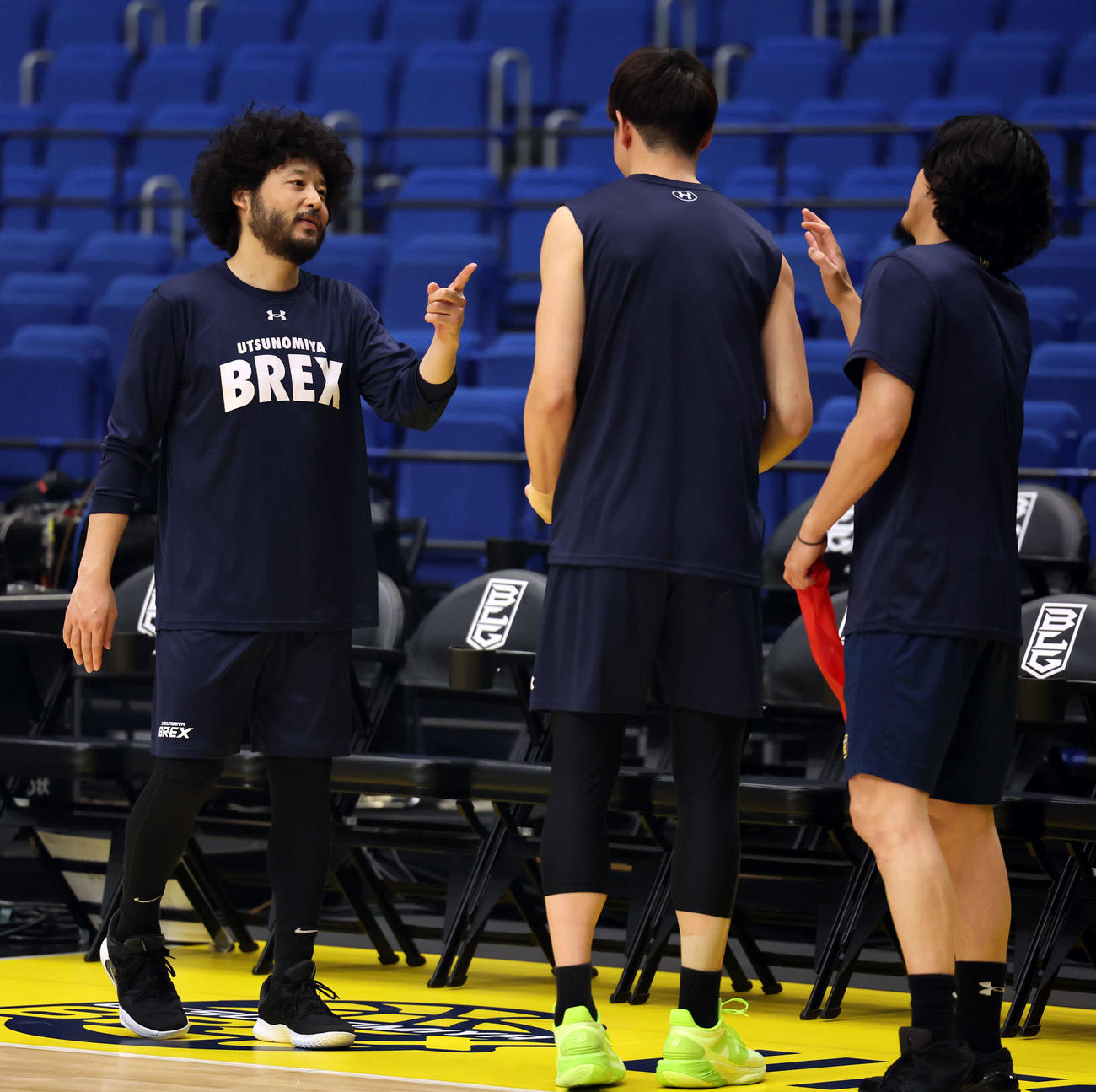 Bリーグ　ファイナル　宇都宮対琉球　宇都宮の前日練習でチームメートと談笑する田臥（左）（撮影・山本朝陽）