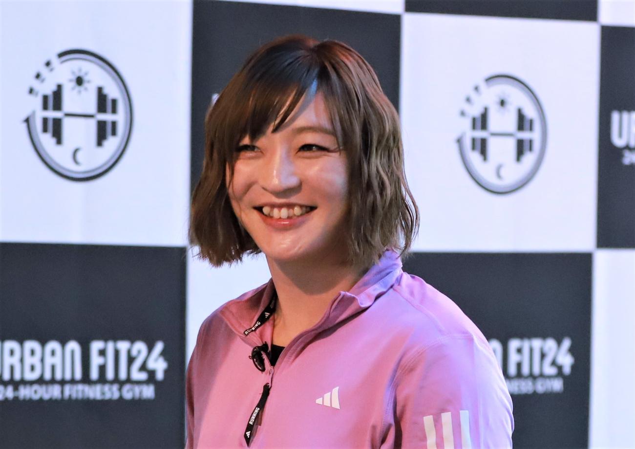「URBAN FIT24　飯田橋駅前店」のオープニングセレモニーに登場した柔道女子の角田（撮影・藤塚大輔）