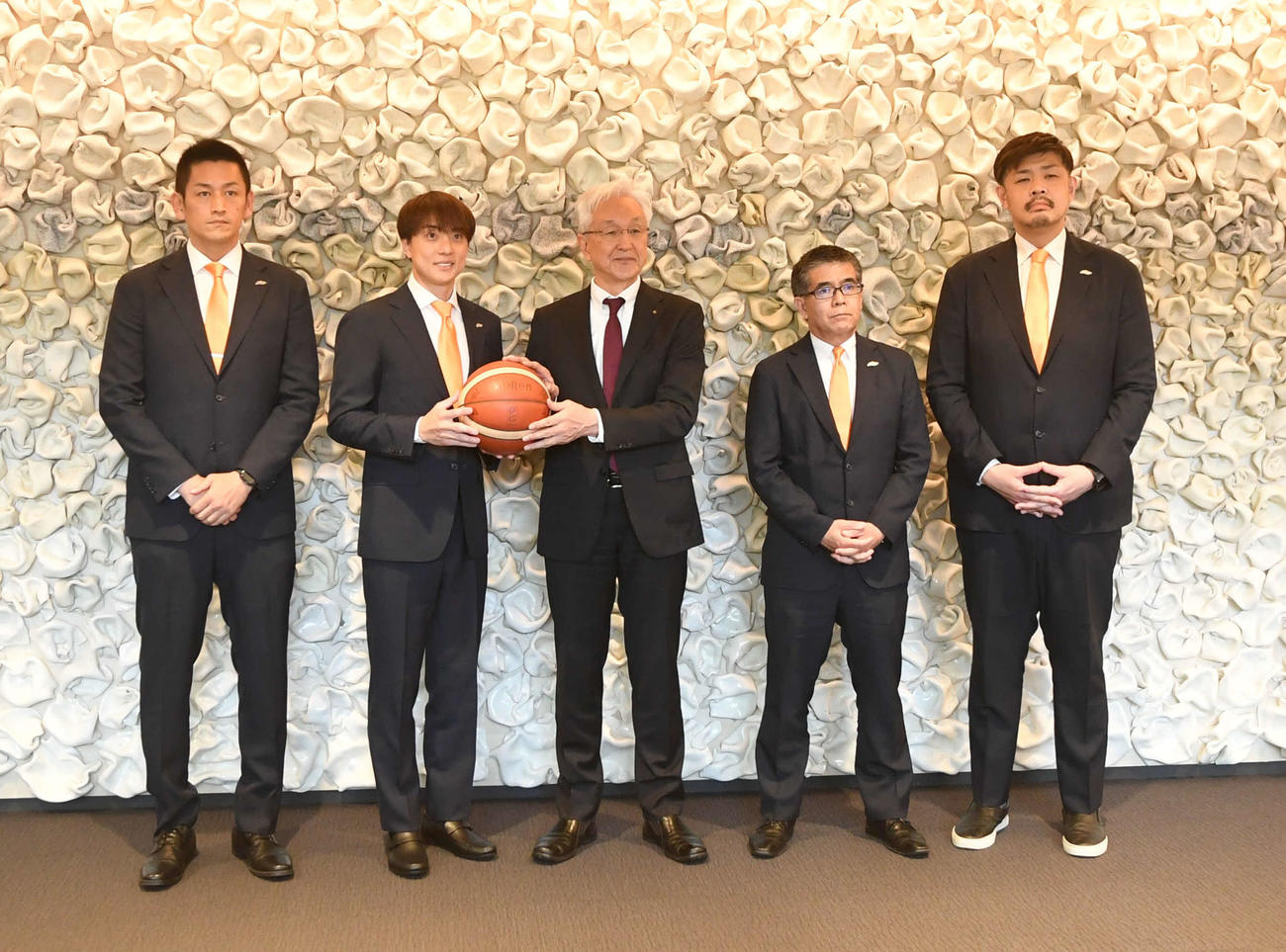 磯田市長（左から3人目）にシーズンの報告をしたB3新潟のメンバー。左から池田主将、五十嵐、1人おいて糸満社長、鵜沢監督