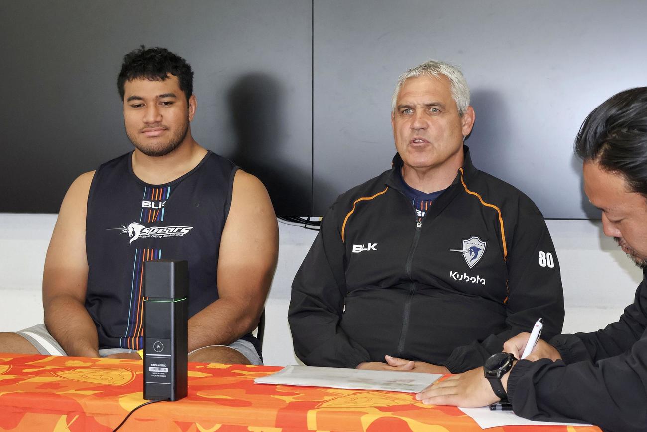 練習後、取材に応じるラグビーのリーグワン東京ベイのルディケ・ヘッドコーチ（右）（共同）