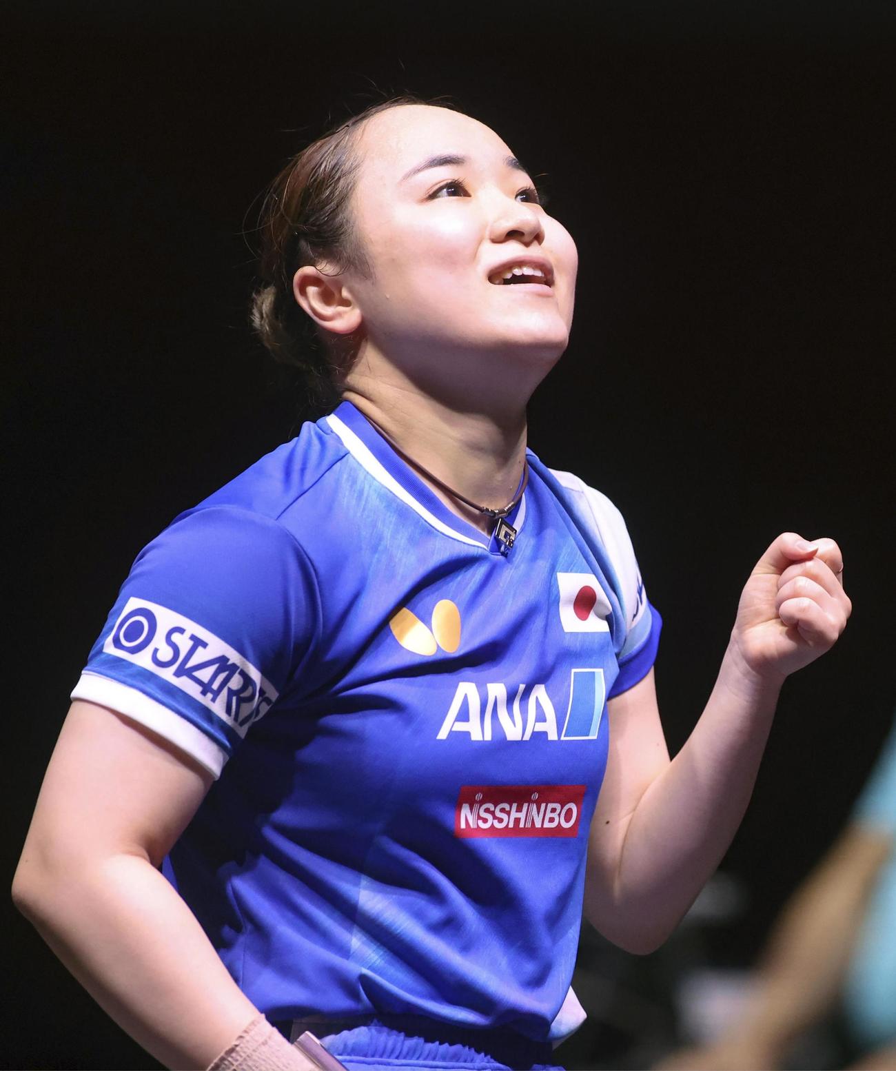女子シングルス4回戦でポイントを奪い、ガッツポーズする伊藤美誠（共同）