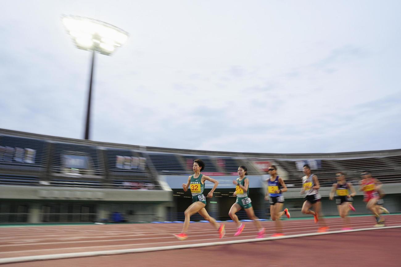 女子1万メートルで5位の不破聖衣来（左端）（共同）