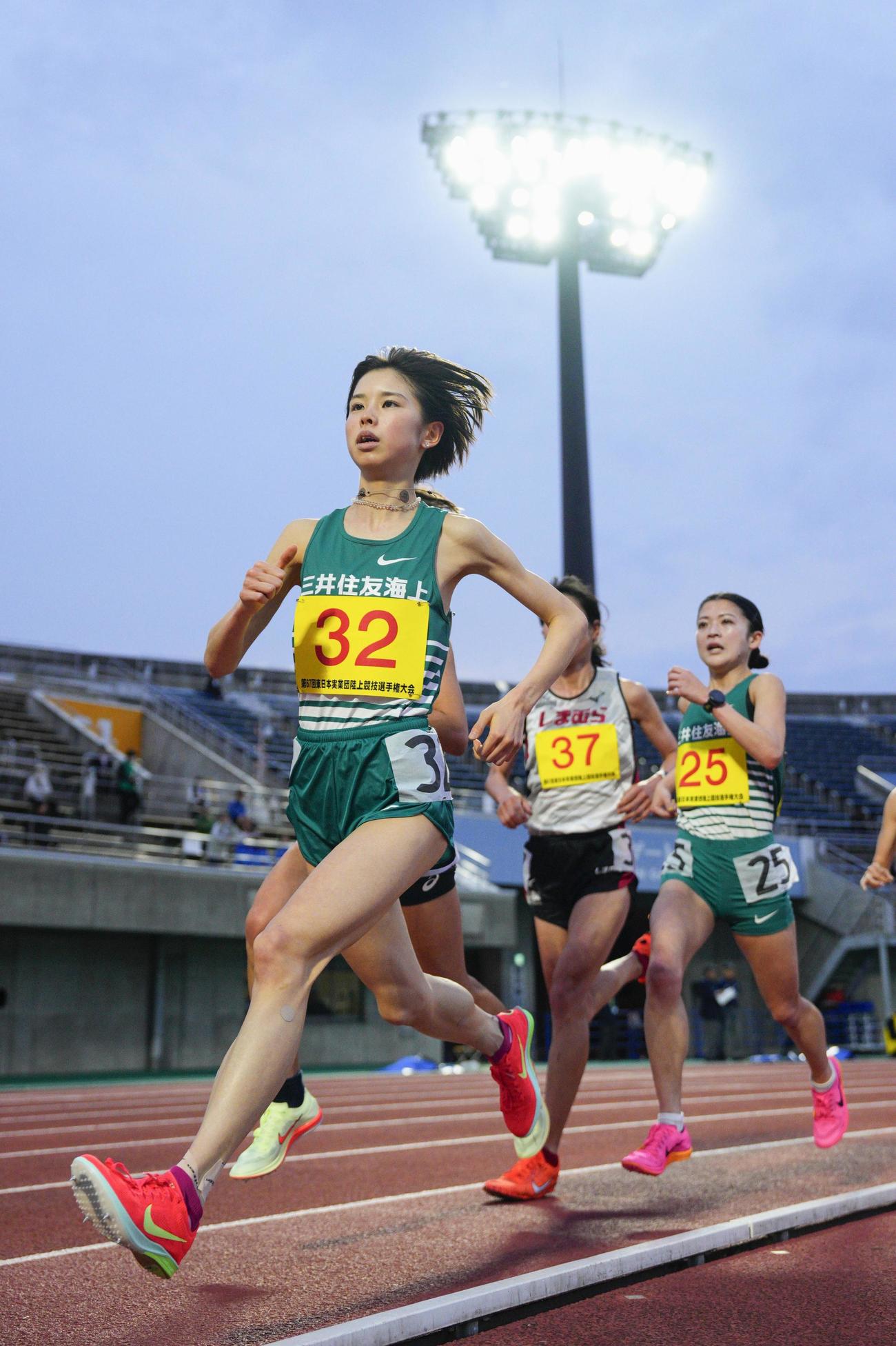 女子1万メートルで5位の不破聖衣来（手前）（共同）