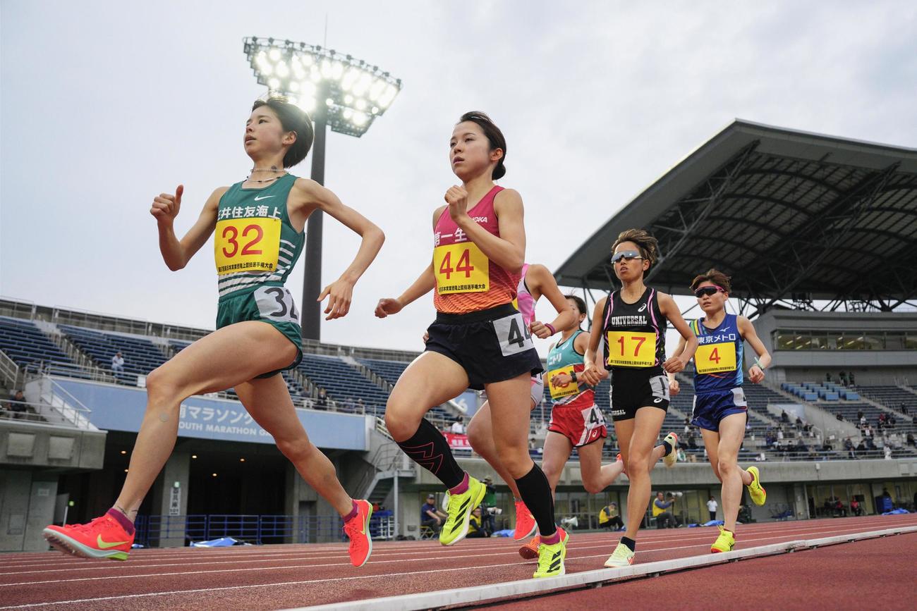 女子1万メートルで5位の不破聖衣来（左端）（共同）