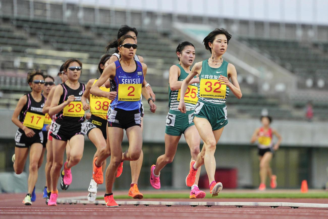 女子1万メートルで5位の不破聖衣来（手前）（共同）