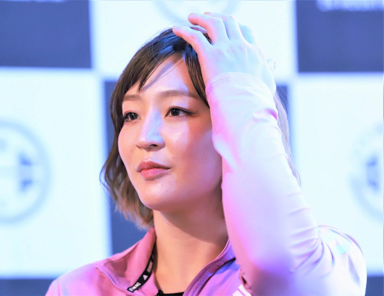 「URBAN FIT24　飯田橋駅前店」のオープニングセレモニーで髪をかき上げる柔道女子の角田（撮影・藤塚大輔）