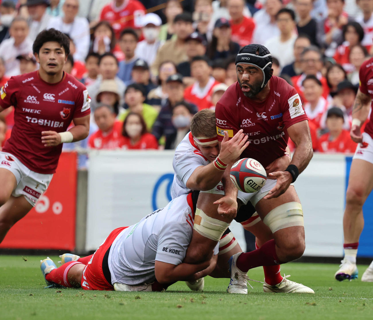リーグワン　プレーオフ準決勝　BL東京対神戸　BL東京のリーチ・マイケル（右）はパスを出す（撮影・山本朝陽）