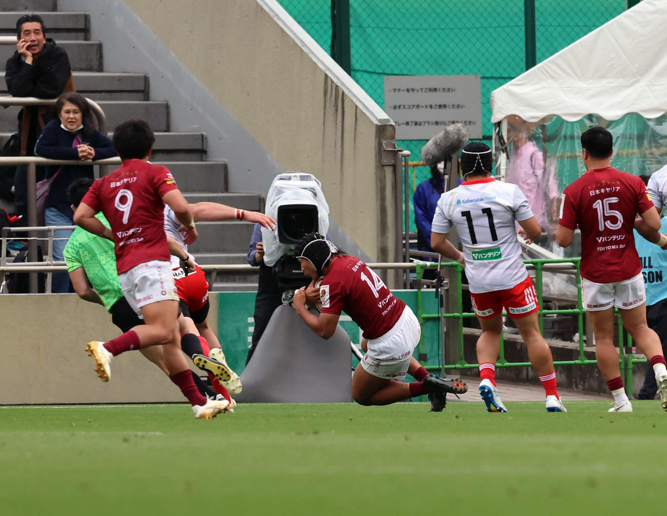 リーグワン　プレーオフ準決勝　BL東京対神戸　後半3分BL東京の桑山（右から3人目）はトライを決める（撮影・山本朝陽）
