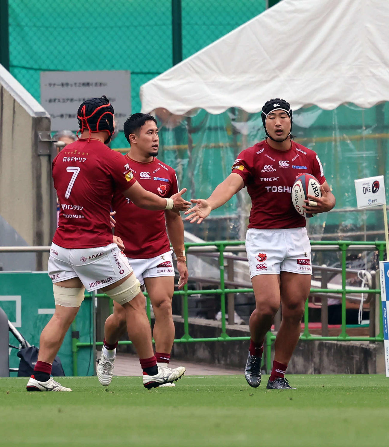 リーグワン　プレーオフ準決勝　BL東京対神戸　後半3分神戸の桑山（右）はトライを決め味方とハイタッチを行う（撮影・山本朝陽）