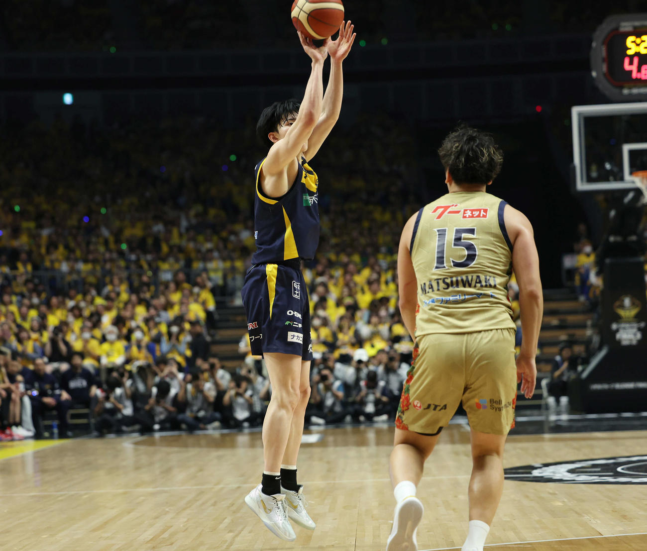 第4Q、3Pを打つ宇都宮、小川（撮影・増田悦実）