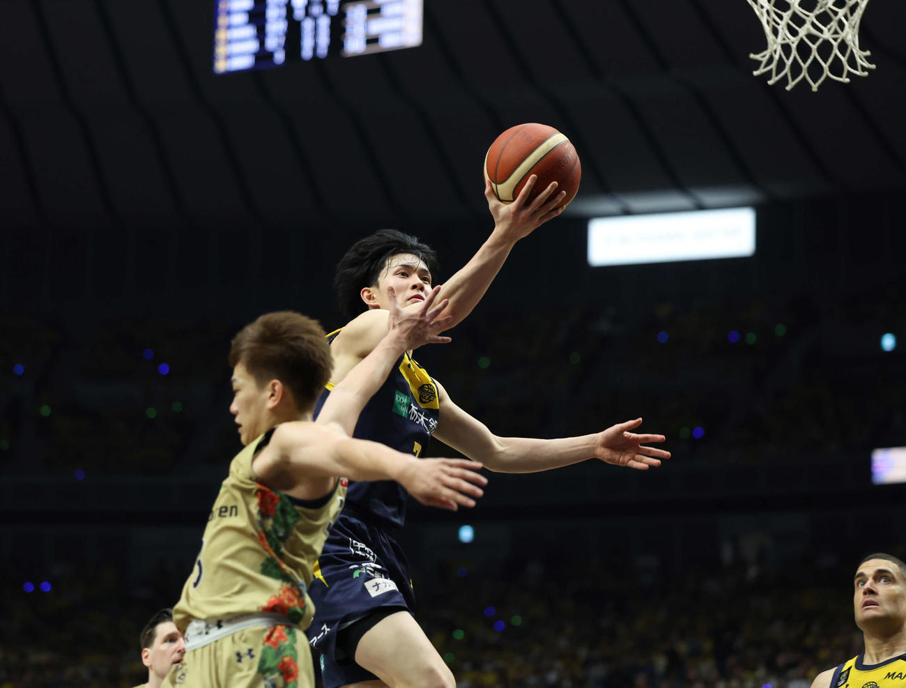 第4Q、シュートを放つ宇都宮、小川（撮影・増田悦実）