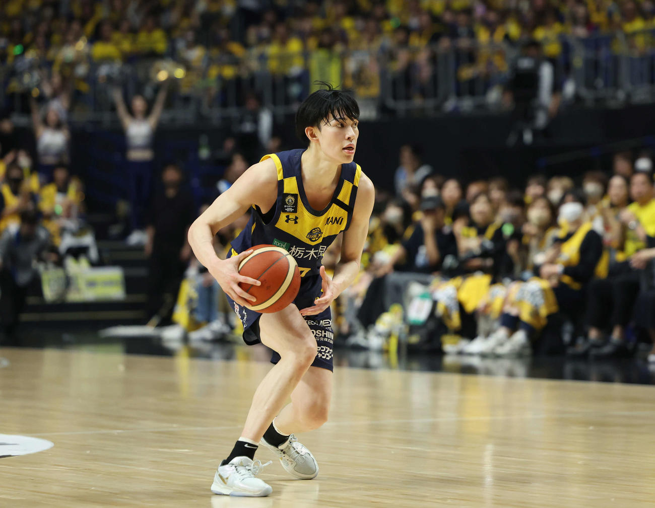 第4Q、ドライブを狙う宇都宮、小川（撮影・増田悦実）