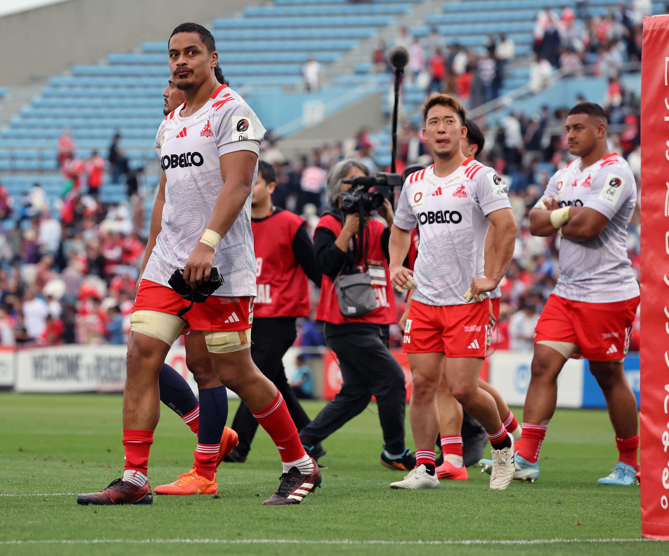 リーグワン　プレーオフ準決勝　BL東京対神戸　試合に敗れ悔しい表情を見せる神戸（撮影・山本朝陽）