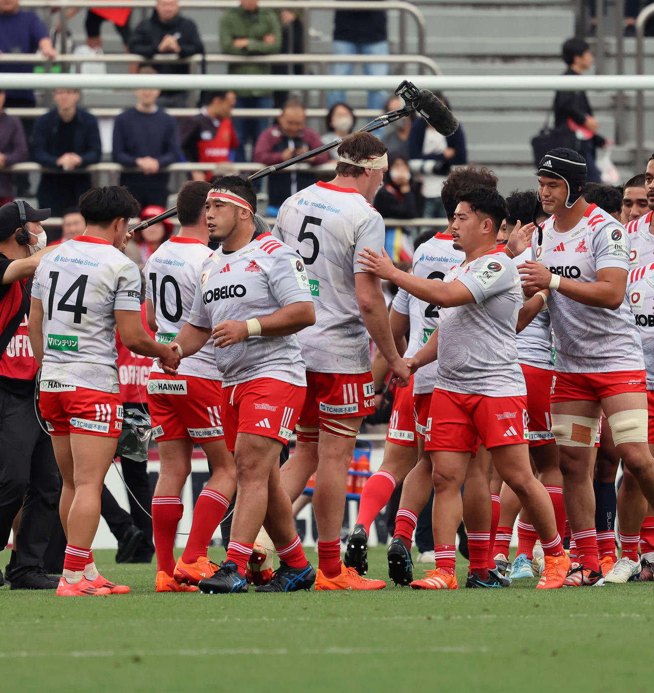 リーグワン　プレーオフ準決勝　BL東京対神戸　試合に敗れ浮かない顔の神戸の選手（撮影・山本朝陽）