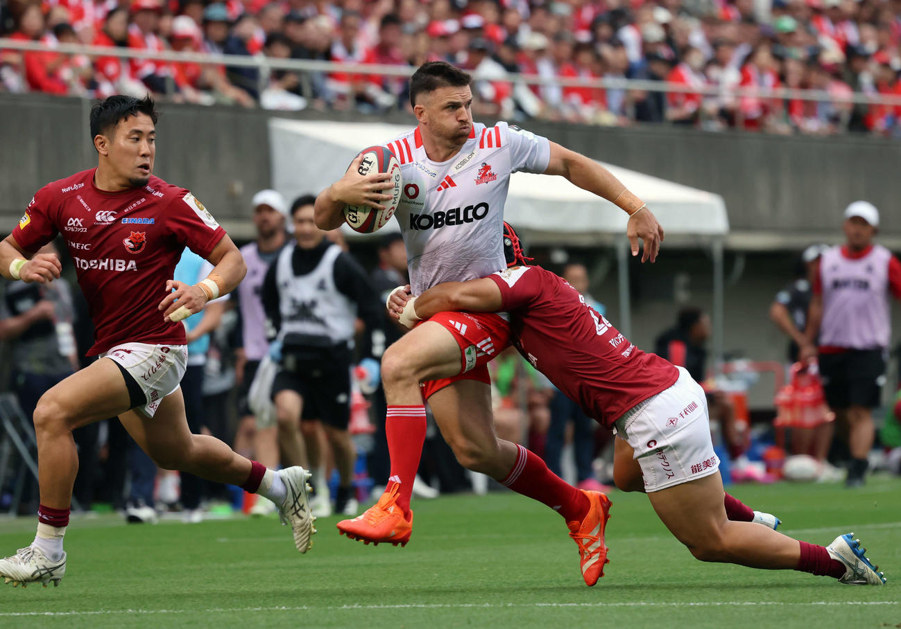 リーグワン　プレーオフ準決勝　BL東京対神戸　後半神戸のガッドランドは攻め込む（撮影・山本朝陽）