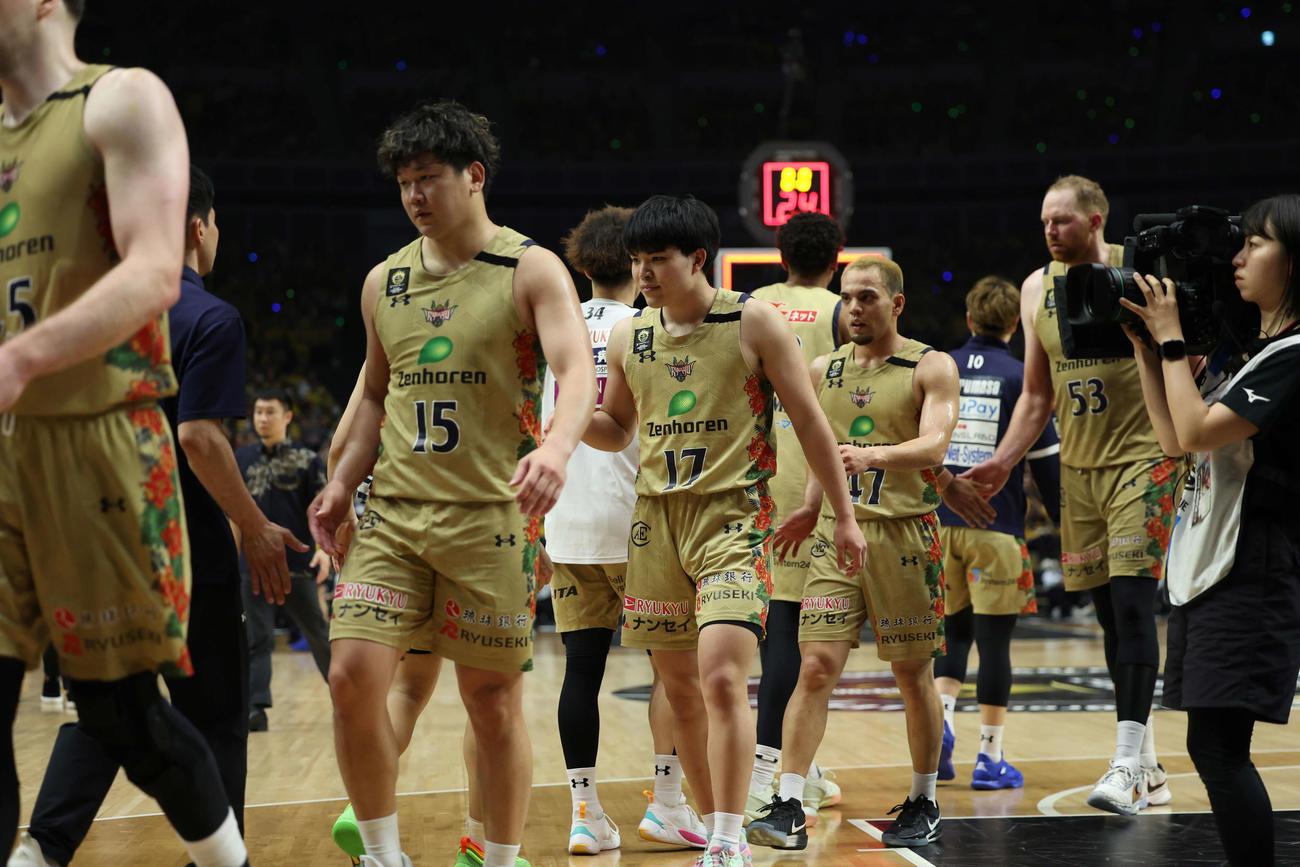 試合が終了し、悔しそうな顔でベンチに戻る琉球メンバー（撮影・増田悦実）