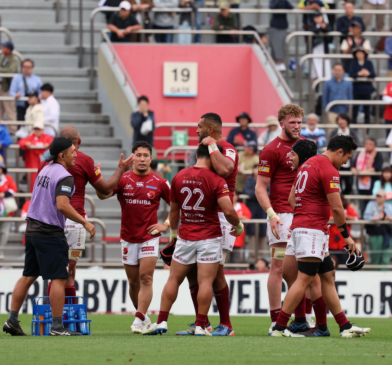 リーグワン　プレーオフ準決勝　BL東京対神戸　試合に勝利し喜ぶBL東京（撮影・山本朝陽）