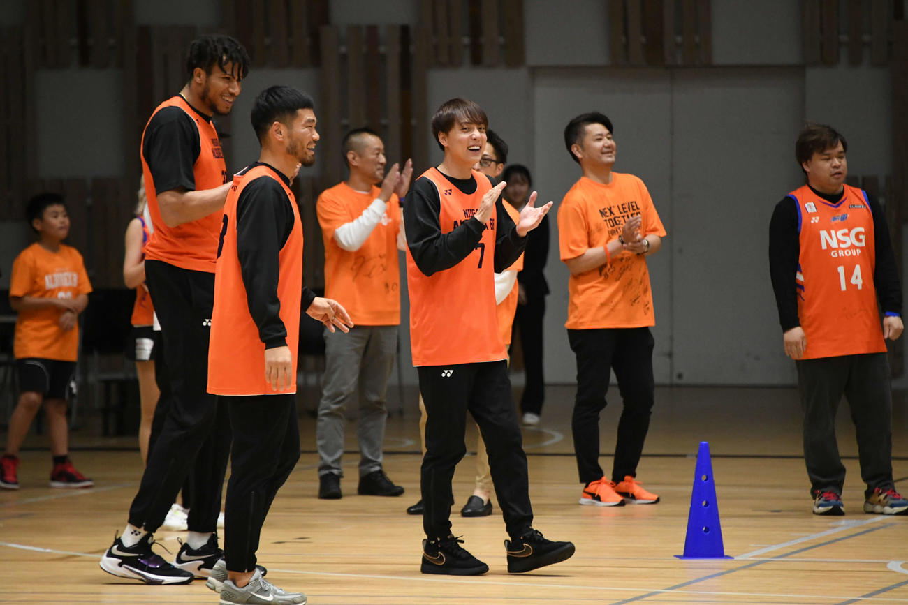ブースター感謝祭で笑顔の五十嵐（左から3人目）