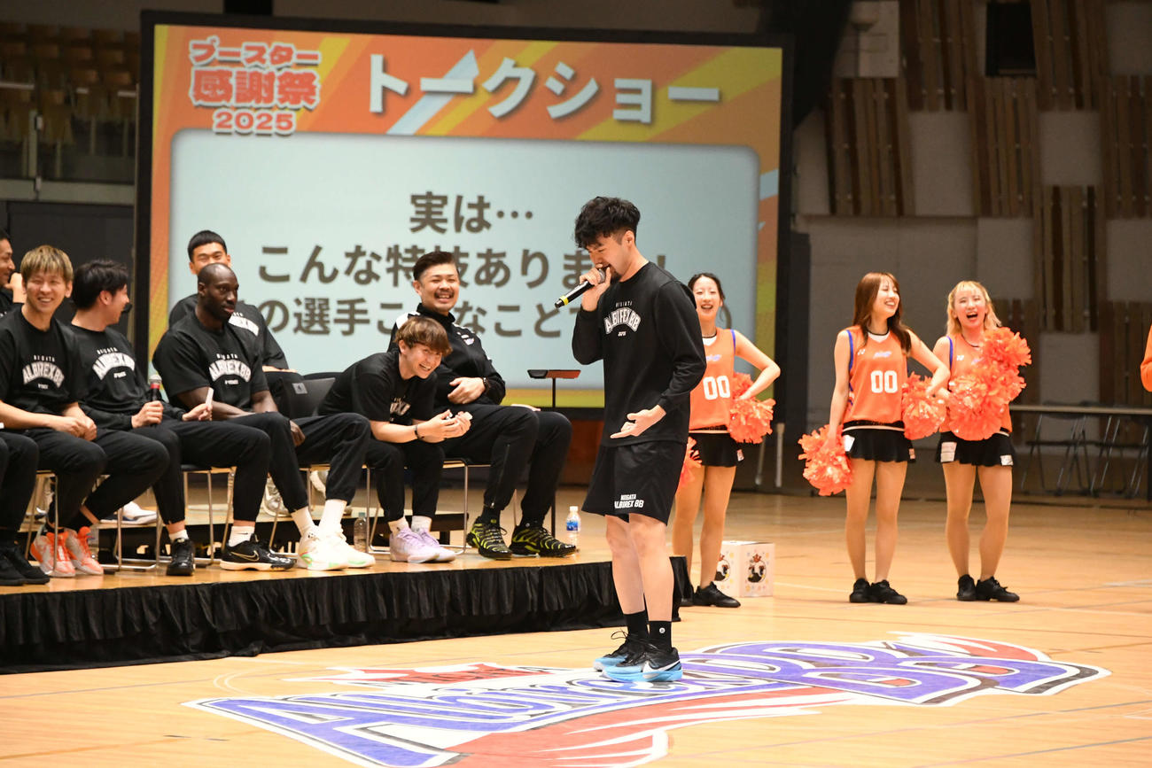 「島人ぬ宝」を歌って盛りあげるポーグ健（中央）