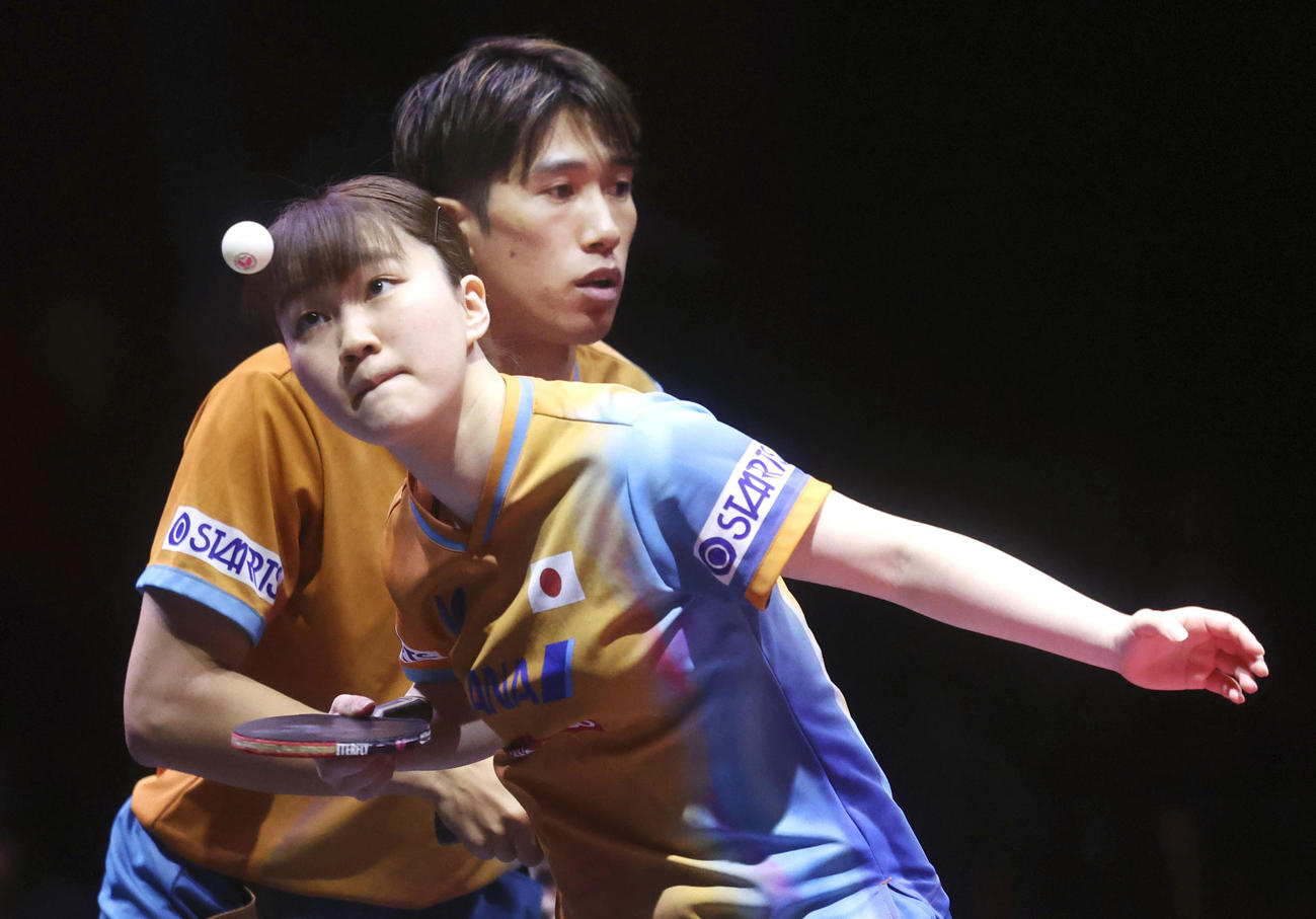 混合ダブルス決勝でプレーする吉村真晴（奥）、大藤沙月組＝ドーハ近郊（共同）