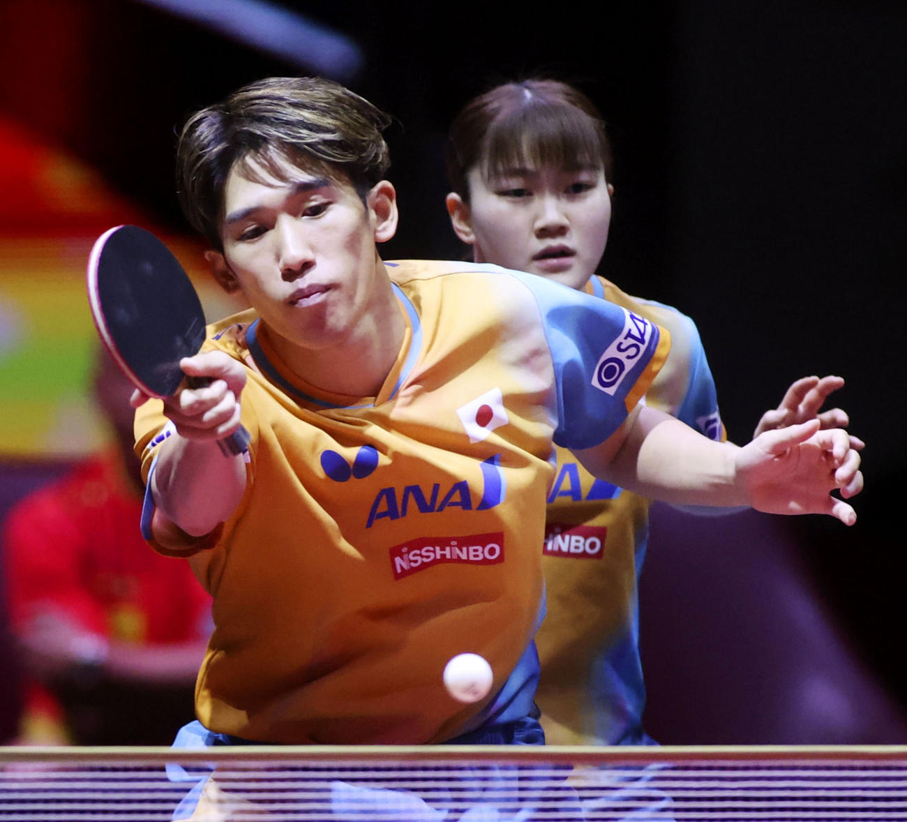 混合ダブルス決勝でプレーする吉村真晴（手前）、大藤沙月組＝ドーハ近郊（共同）