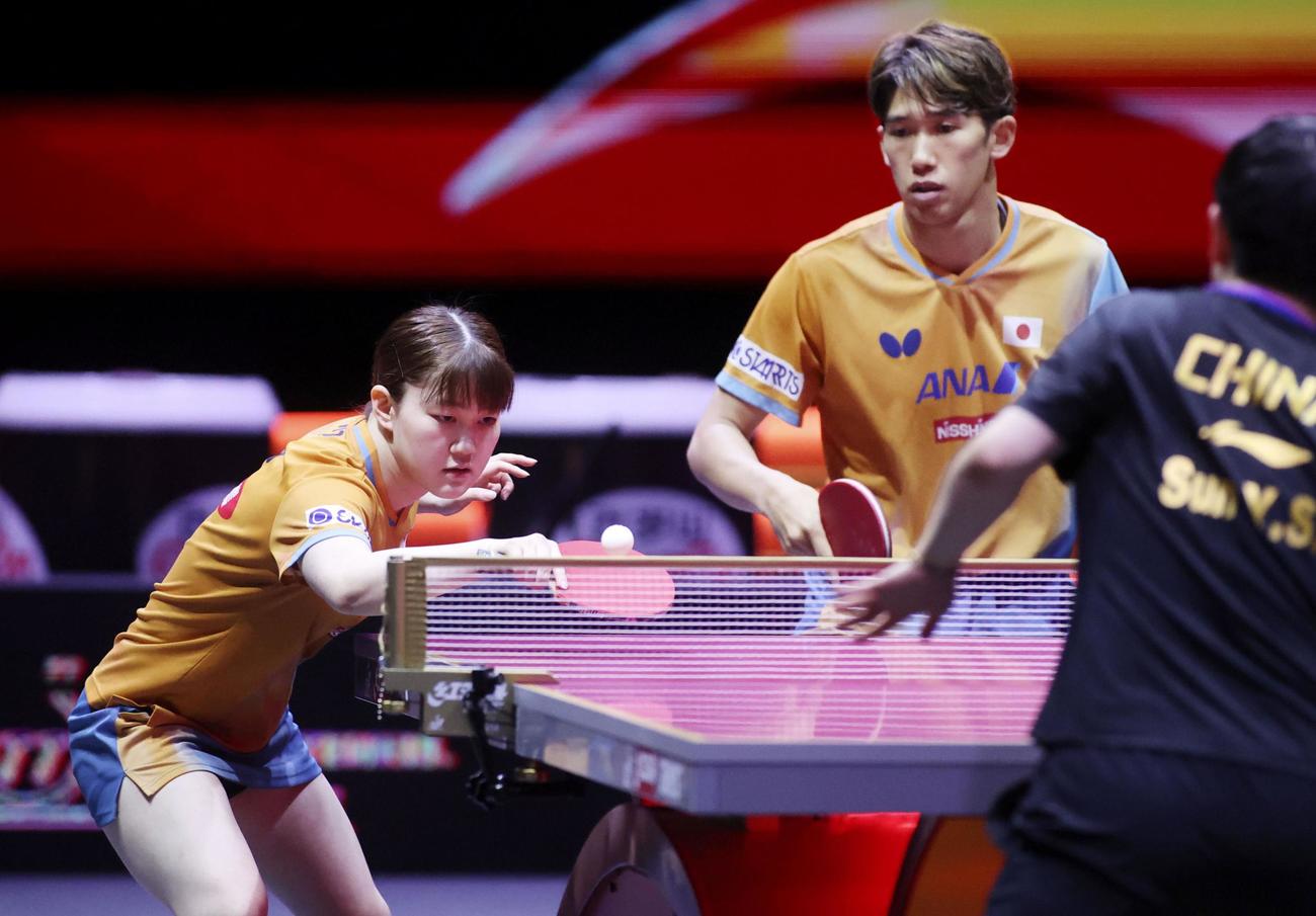 混合ダブルス決勝でプレーする吉村真晴（右）、大藤沙月組＝ドーハ近郊（共同）