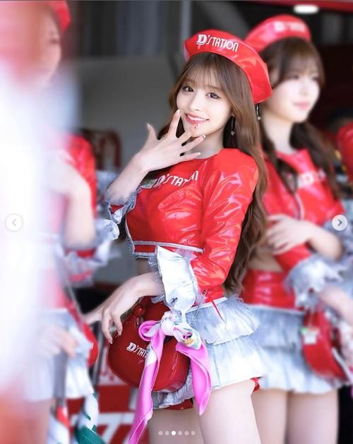脚長スタイル最強」花乃衣美優、ウインク夏コス＆デニムショット