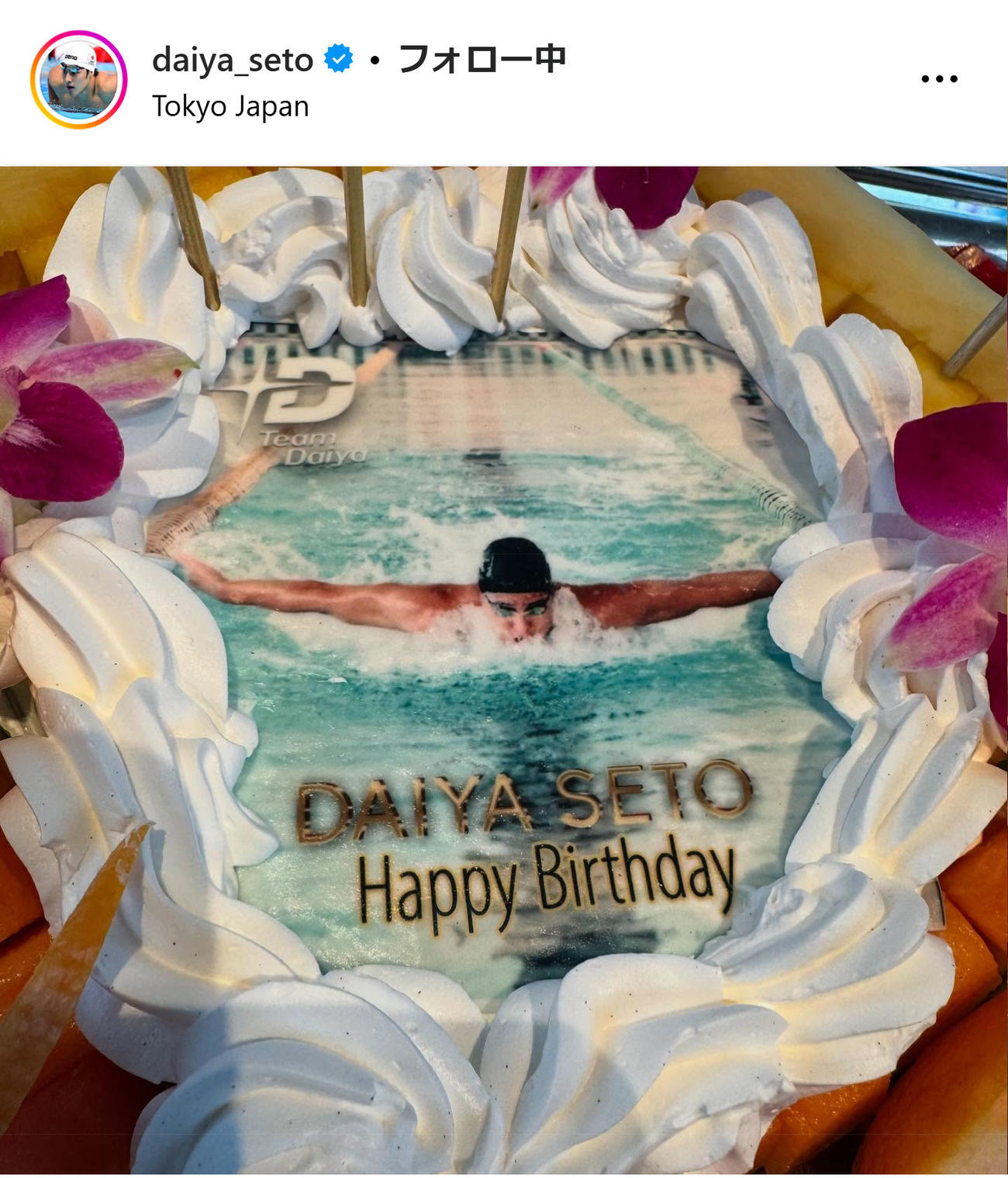 瀬戸大也の泳ぐ姿がデコレートされた誕生日ケーキ（インスタグラムから）