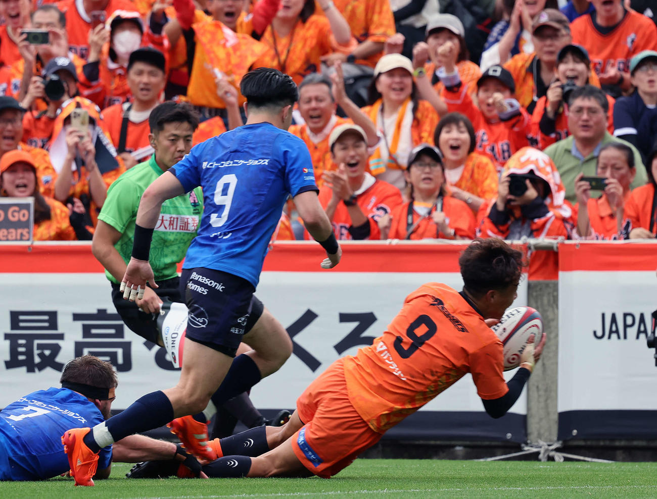 埼玉対東京ベイ　前半32分東京ベイの藤原はトライを決める（撮影・山本朝陽）