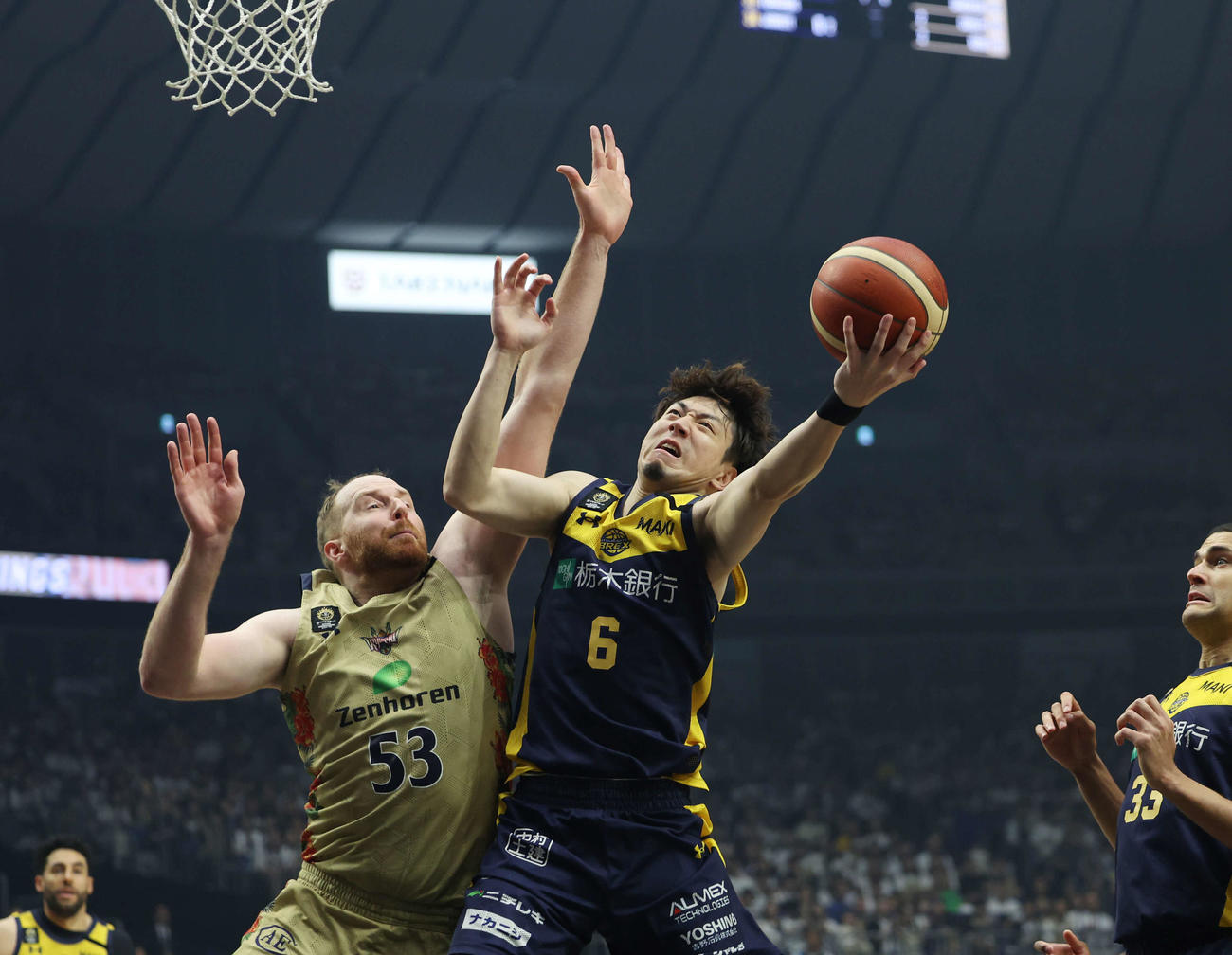 宇都宮対琉球　第2Q、ファウルをもらいながらシュートを放つ宇都宮比江島（撮影・増田悦実）