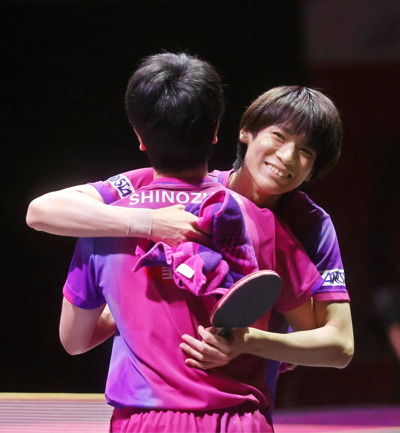 男子ダブルス決勝で勝利し、喜ぶ篠塚大登（手前）、戸上隼輔組（共同）