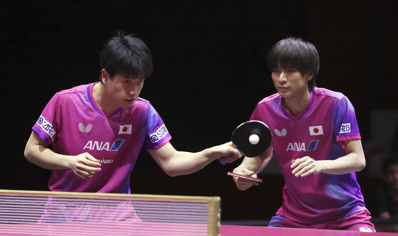 男子ダブルス決勝で台湾ペアと対戦する篠塚大登（左）、戸上隼輔組