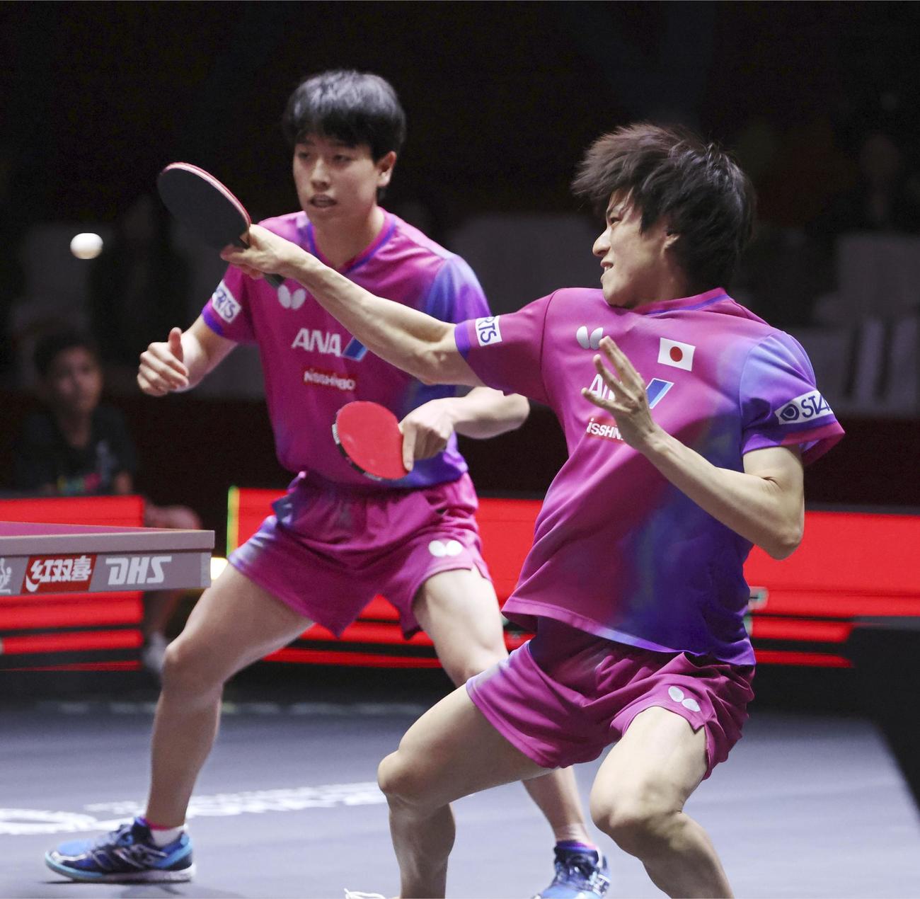 男子ダブルス決勝で台湾ペアと対戦する篠塚大登（左）、戸上隼輔組