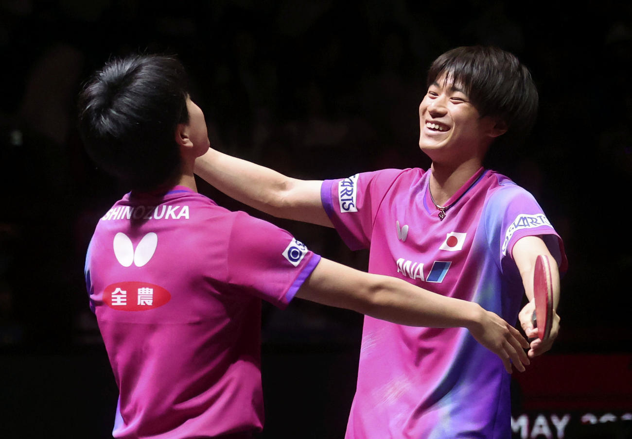 男子ダブルス決勝で台湾ペアを破り、喜ぶ篠塚大登（左）、戸上隼輔組（共同）