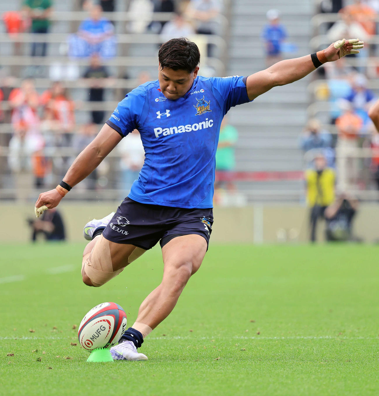 埼玉対東京ベイ　後半18分　埼玉の山沢京平はコンバージョンゴールを決める（撮影・山本朝陽）