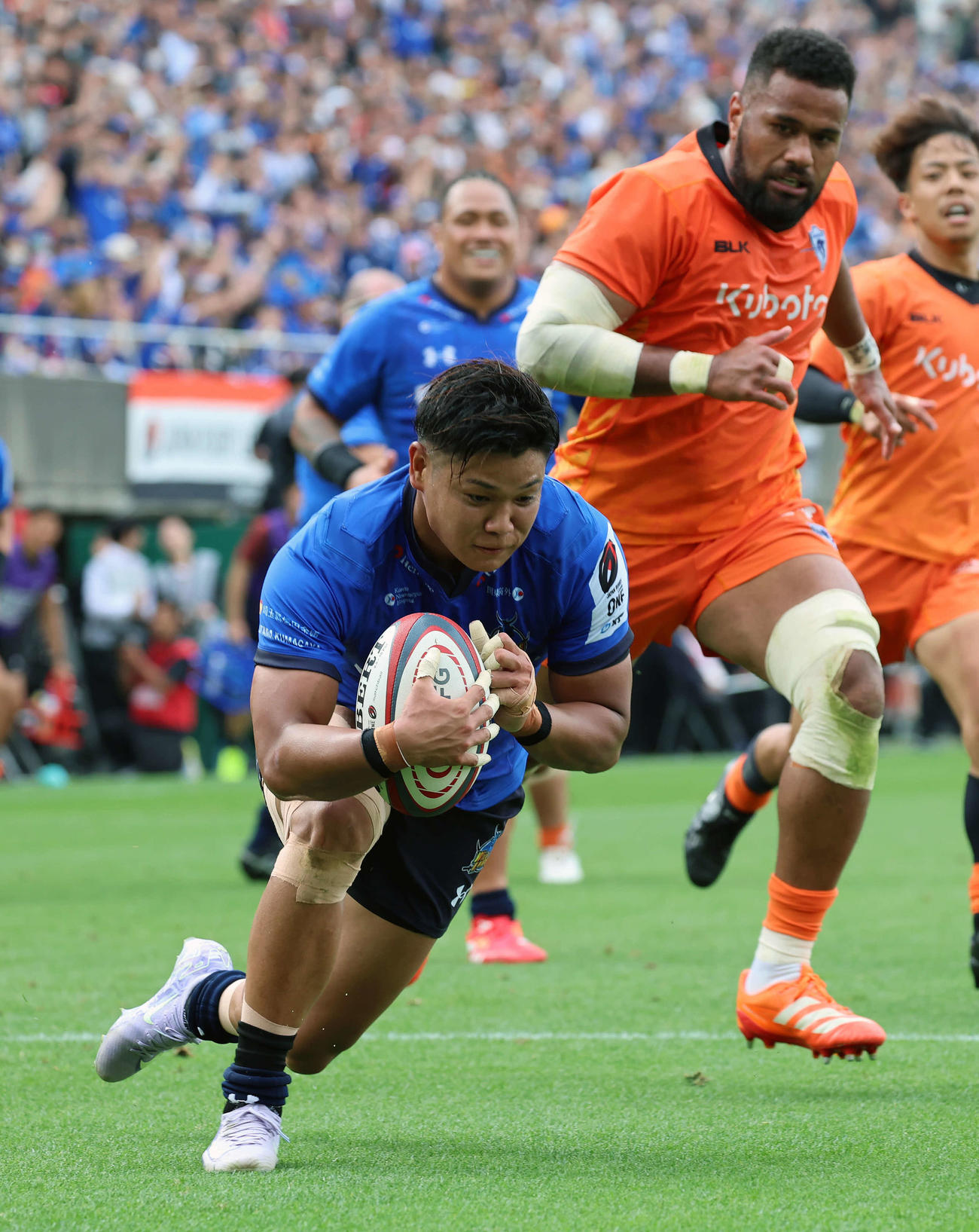 埼玉対東京ベイ　後半17分　埼玉の山沢（左）はトライを決める（撮影・山本朝陽）