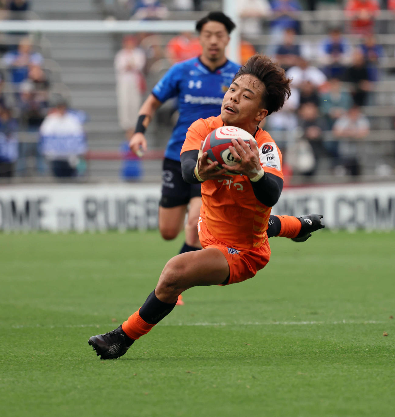 埼玉対東京ベイ　後半　東京ベイの藤原はフェアキャッチを決めた（撮影・山本朝陽）