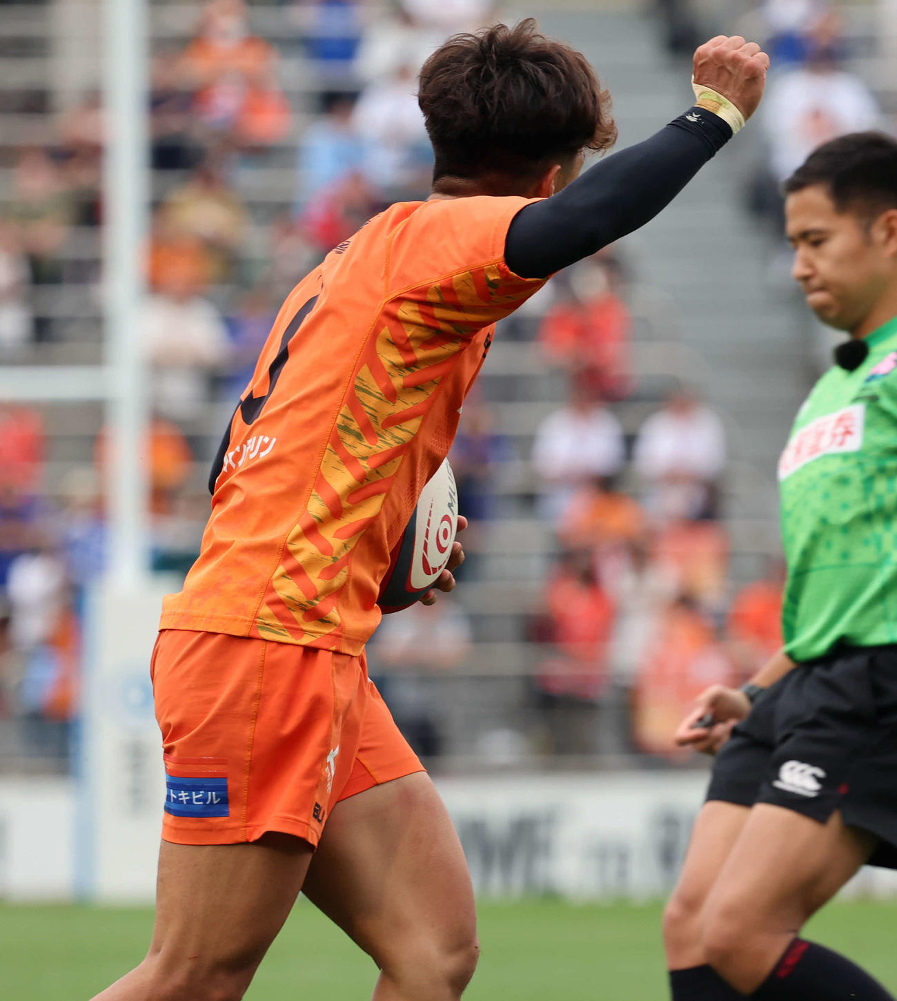 埼玉対東京ベイ　後半　東京ベイの藤原はフェアキャッチを決め、ガッツポーズをする（撮影・山本朝陽）