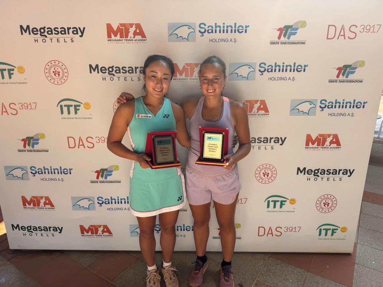 4月の「アンタルヤ・シリーズ」女子ダブルスで優勝したドルス（右）と内藤（内藤祐希提供）