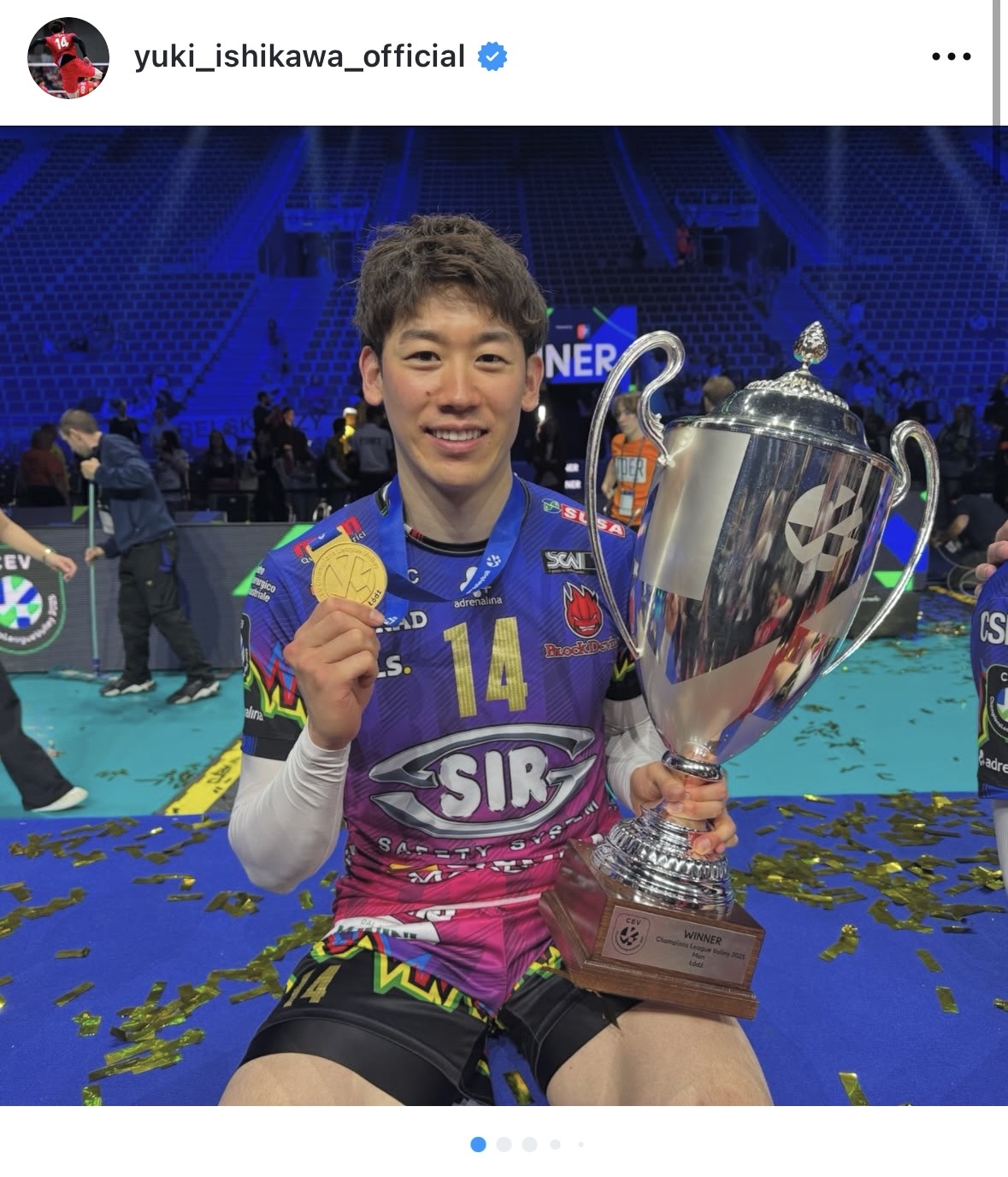 トロフィーとメダルを手に笑顔の石川祐希（インスタグラムから）