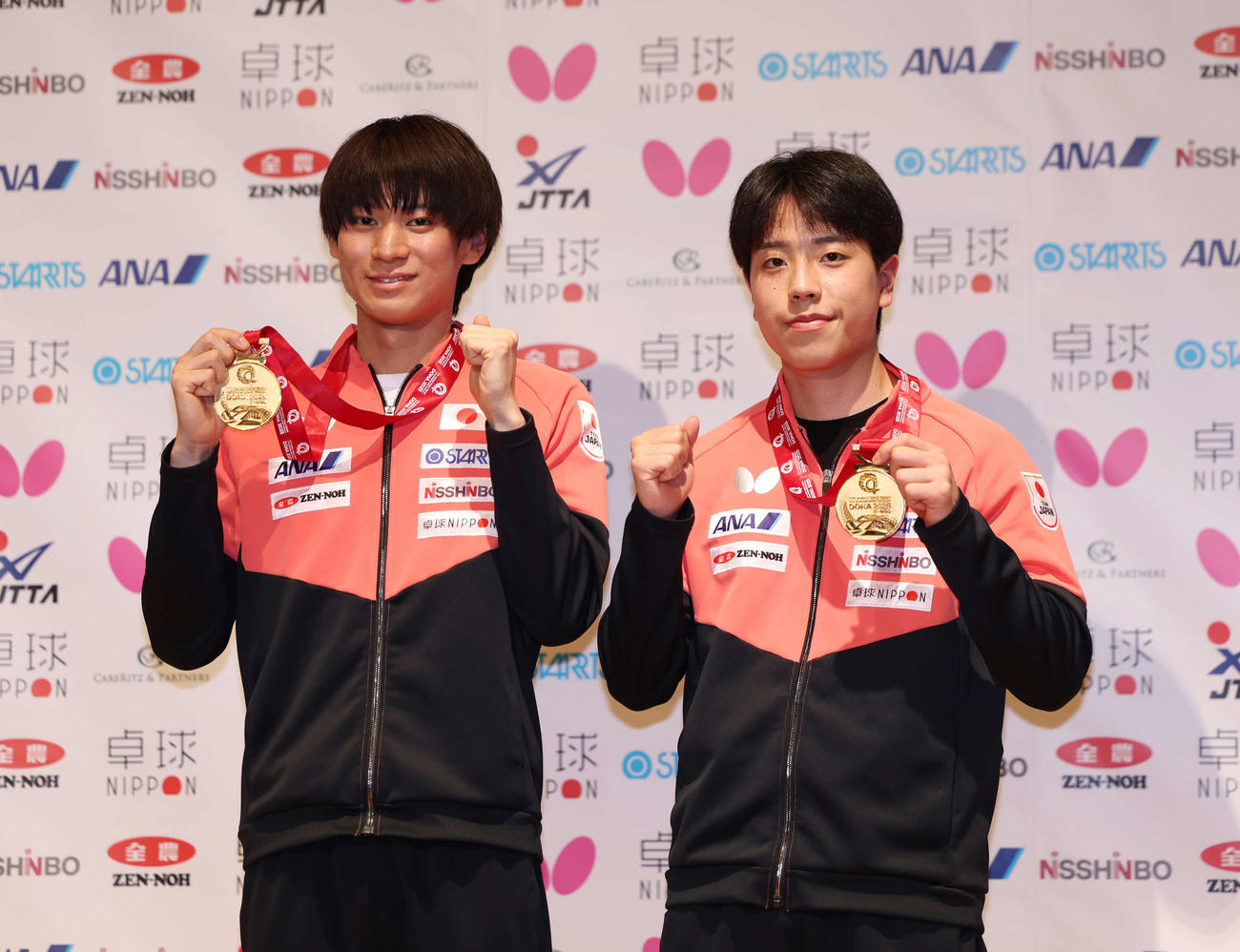 金メダルを獲得した男子ダブルス戸上（左）、篠塚ペア（撮影・増田悦実）