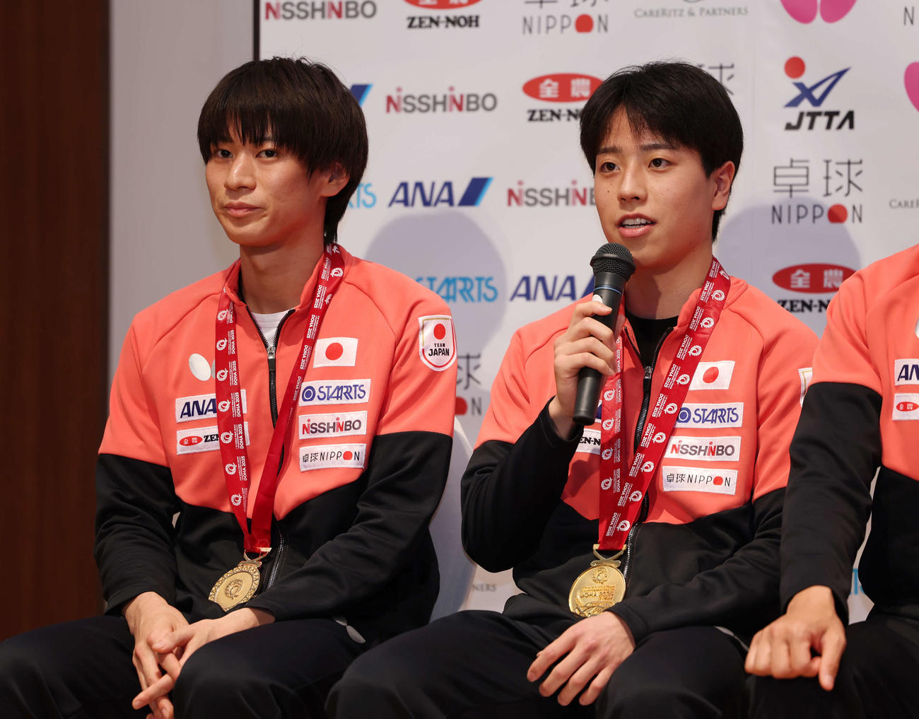 金メダルを獲得した男子ダブルス戸上（左）、篠塚ペア（撮影・増田悦実）